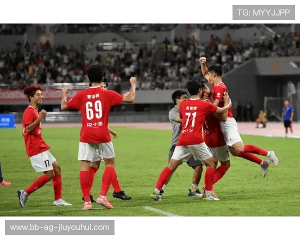 启航哥哥展现非凡脚法华丽突破点燃绿茵赛场激情时刻